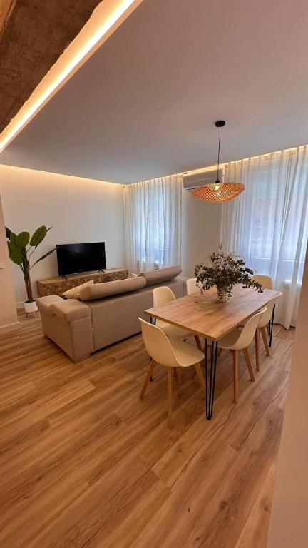 a living room with a table and a couch at El Sueño de Luca, Parking gratuito centro in Logroño