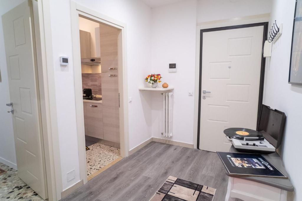 une pièce avec une porte, un bureau et une télévision dans l'établissement Casa vacanze Dream&Fly, à Crémone