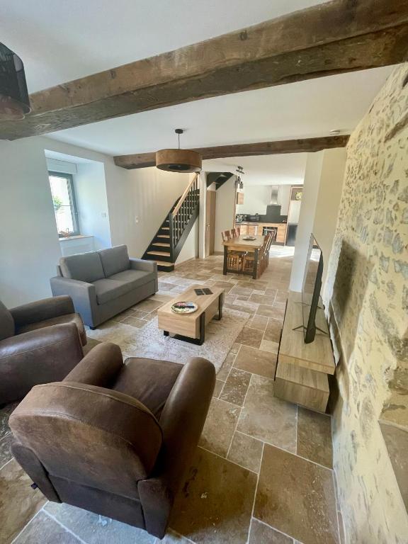 un salon avec un canapé et une table dans l'établissement Chez Jacques, à Ruillé-Froid-Fonds