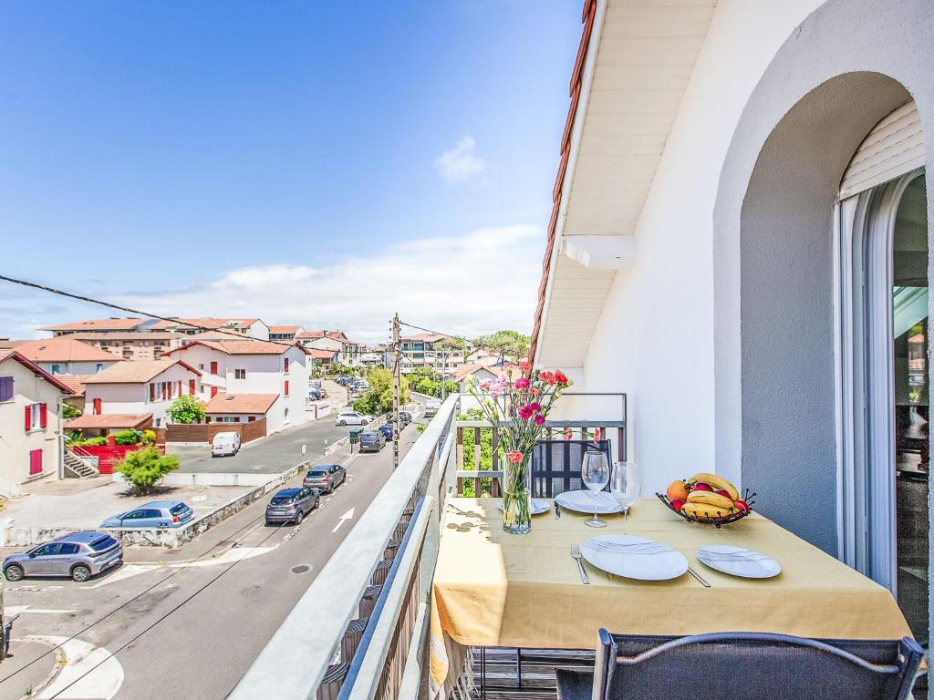 - une table sur un balcon avec vue sur la rue dans l'établissement Studio Cap Océan-17 by Interhome, à Capbreton