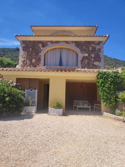 a yellow house with a large window on top of it at Mono Lu Lioni in Lu Lioni