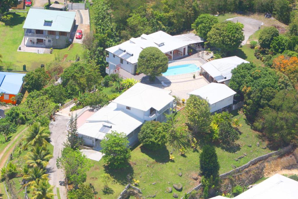 an aerial view of a house with a pool at Les G&icirc;tes De L'union in Les Abymes