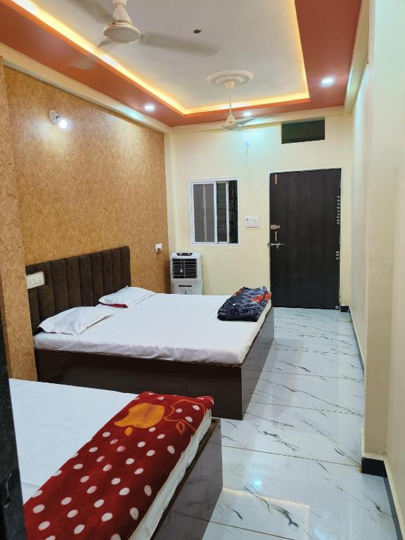 Postel nebo postele na pokoji v ubytování Kumkum guest house