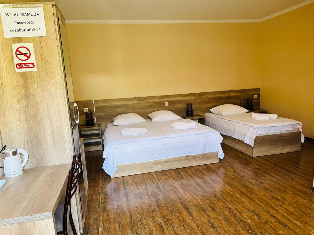 Postel nebo postele na pokoji v ubytování Soso Burduli's Guesthouse