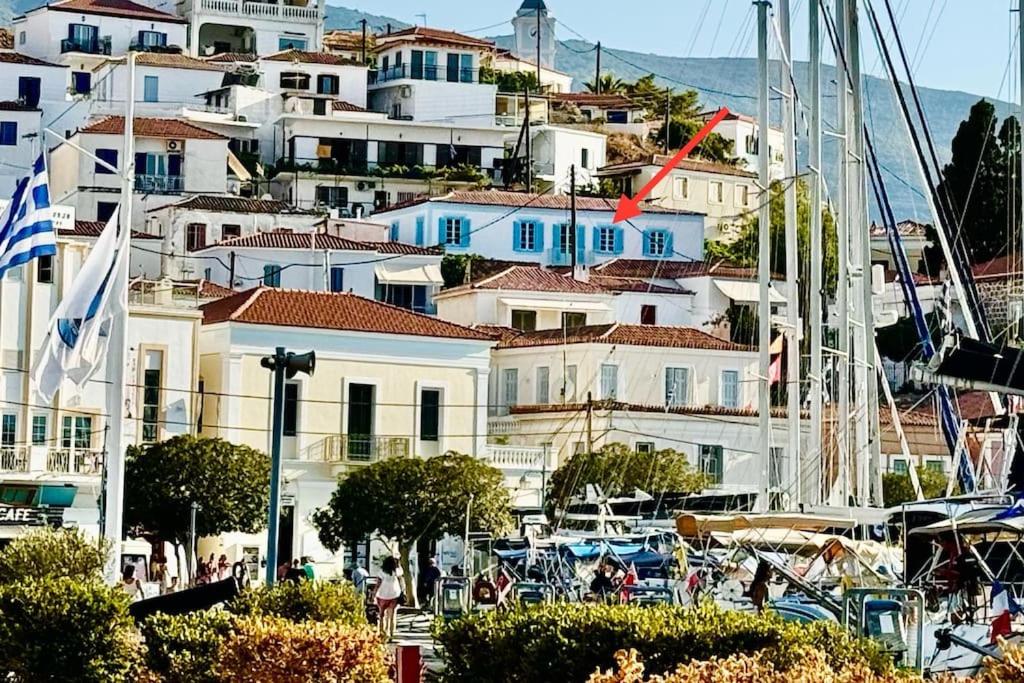 Nespecifikovaný výhled na destinaci Poros nebo výhled na město při pohledu z prázdninového domu