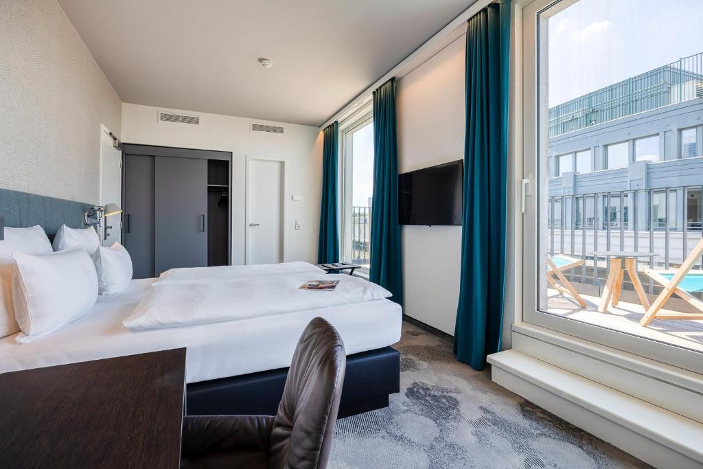 Postel nebo postele na pokoji v ubytování Motel One Brussels