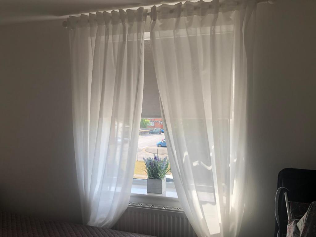 バジルドンにあるBasildon, private room in a flatの白いカーテン付きの窓