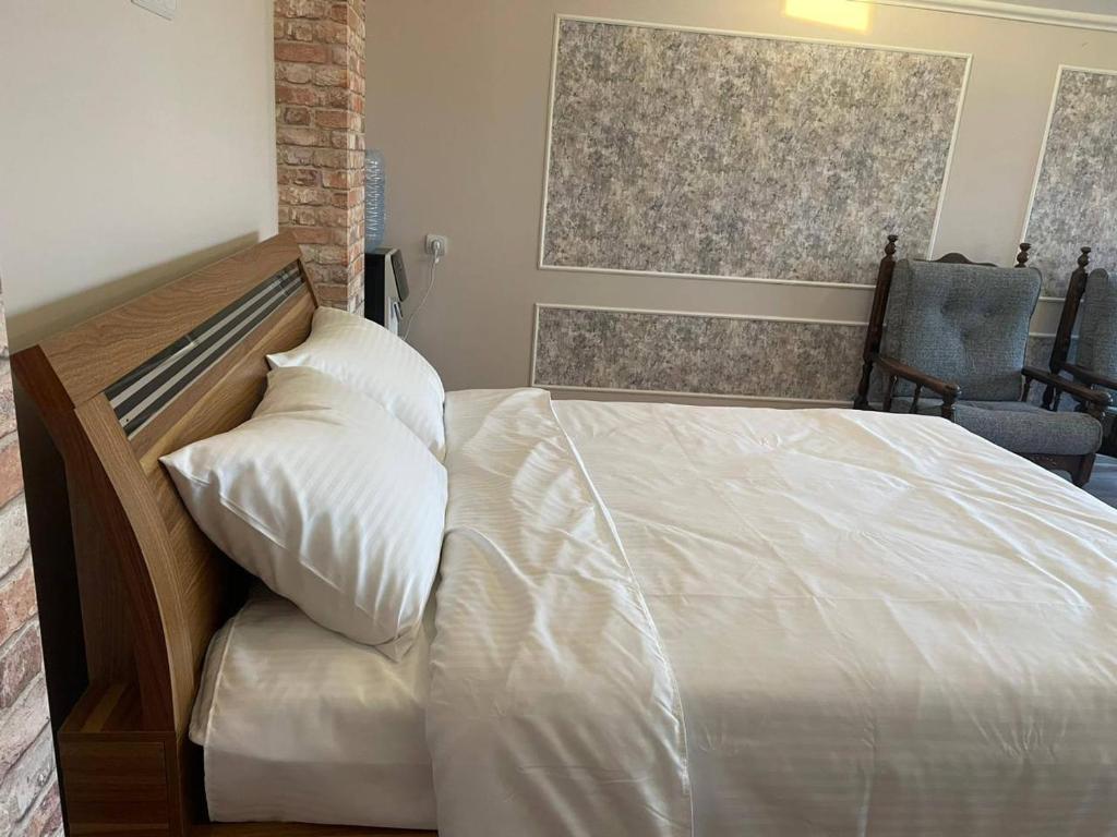 Postel nebo postele na pokoji v ubytování ARM Garden EVN Zvartnots