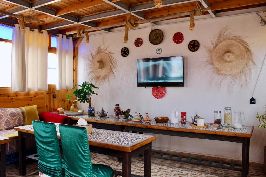 TV a/nebo společenská místnost v ubytování Natural Surf House