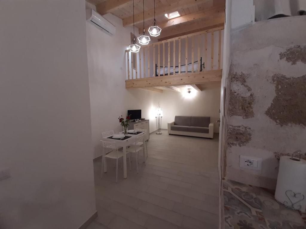 Ruang duduk di Nice apt in a street in old town