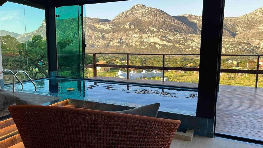 een zwembad met uitzicht op een berg bij Casa 422 - Loft Bromélia in Santana do Riacho