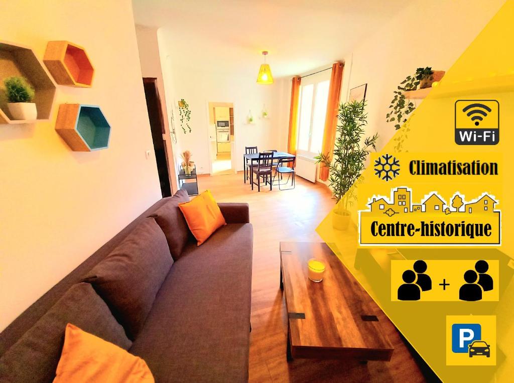 un salon avec un canapé et une table dans l'établissement T2 Halles & Cathédrale - Centre historique - Clim - Wifi - Free parking sur demande, à Béziers