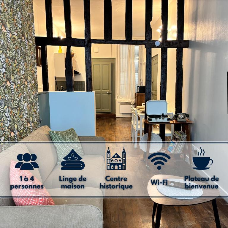 une vitrine d'un salon avec un canapé dans l'établissement Cosy Vintage - Centre ville, à Troyes