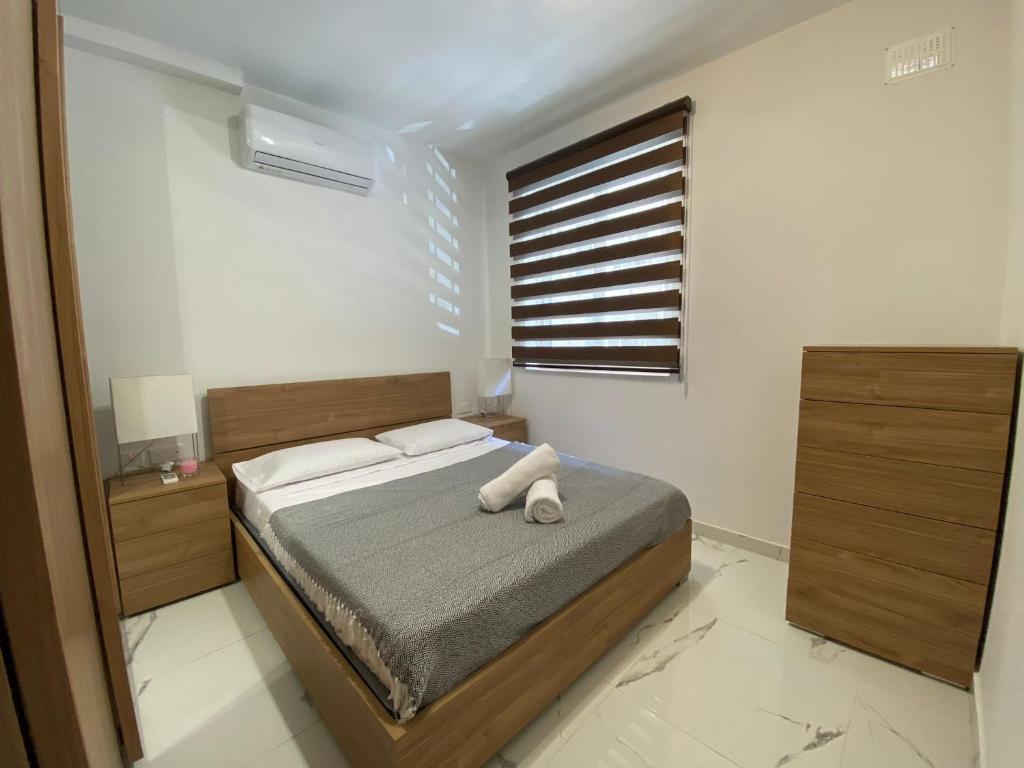 Postel nebo postele na pokoji v ubytování R1 Cosy Double Room in Msida Flat