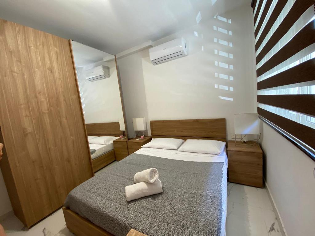 Postel nebo postele na pokoji v ubytování R1 Cosy Double Room in Msida Flat