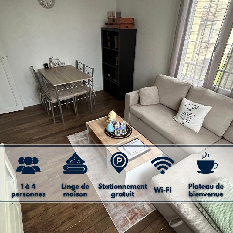 un salon avec un canapé et une table dans l'établissement Logement calme + stationnement, à Troyes
