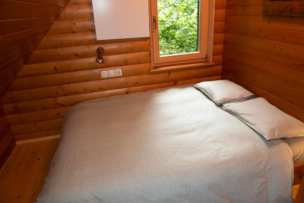 Postel nebo postele na pokoji v ubytování Hillside Cottage