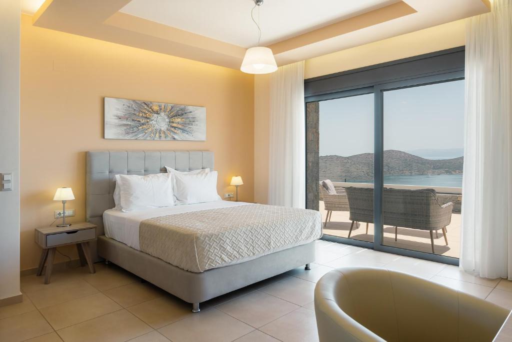 Posteľ alebo postele v izbe v ubytovaní Elounda Panorama Villa