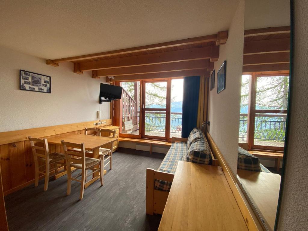 Duplex lumineux skis aux pieds avec balcon