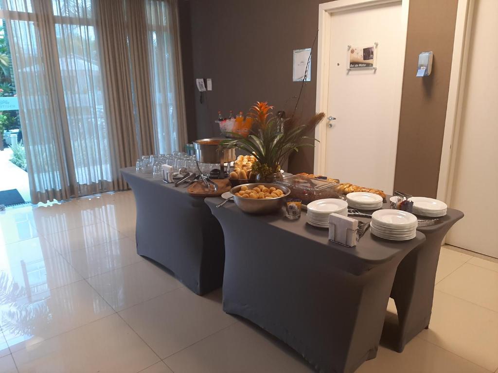 Comida no hotel ou em algum lugar perto