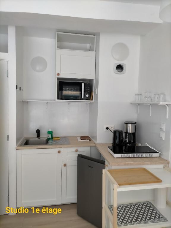 Kuchyň nebo kuchyňský kout v ubytování Le 1 St Yves Studios