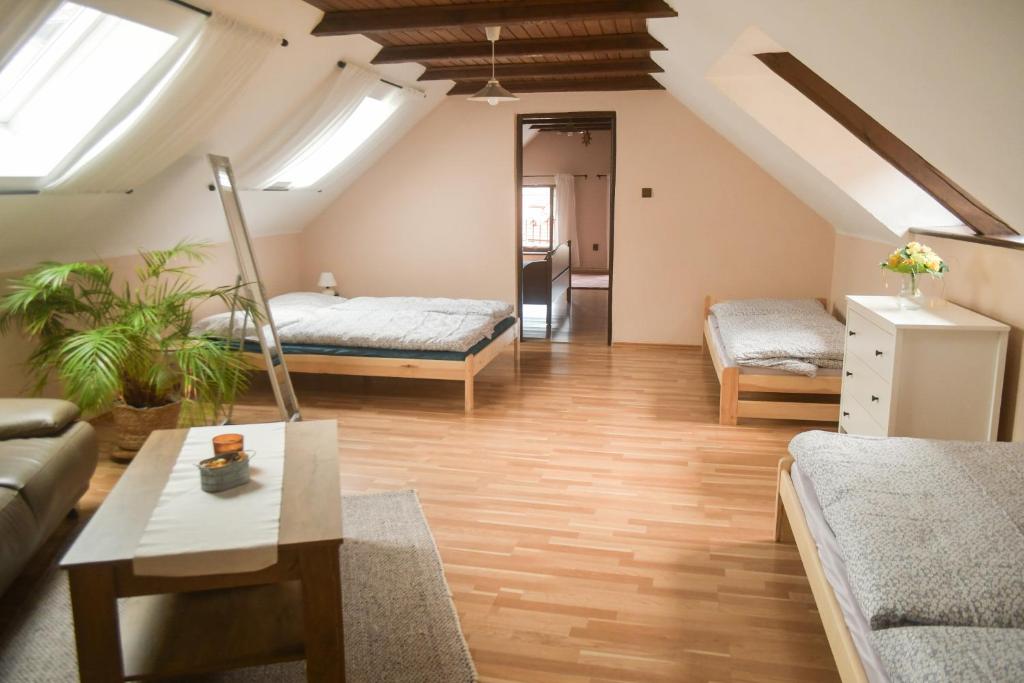 Postel nebo postele na pokoji v ubytování Apartmán u Zámku Jindřichův Hradec