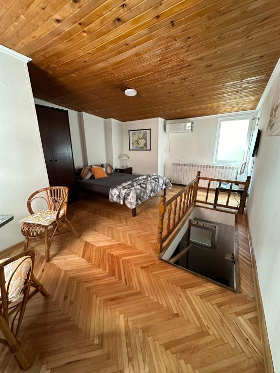 Ένα ή περισσότερα κρεβάτια σε δωμάτιο στο OASIS IN CENTER OF VRACAR