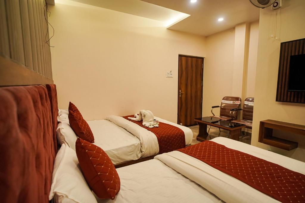 Postel nebo postele na pokoji v ubytování HOTEL VIA GANGA INN ! గంగా ఇన్ ద్వారా హోటల్ VARANASI! FULLY AIR-CONDITIONED HOTEL AT PRIME LOCATION WITH ROOFTOP GANGES VIEW! 2 Min walking distance from ASSI GHAT ,NEAR KASHI VISHWANATH TEMPLE