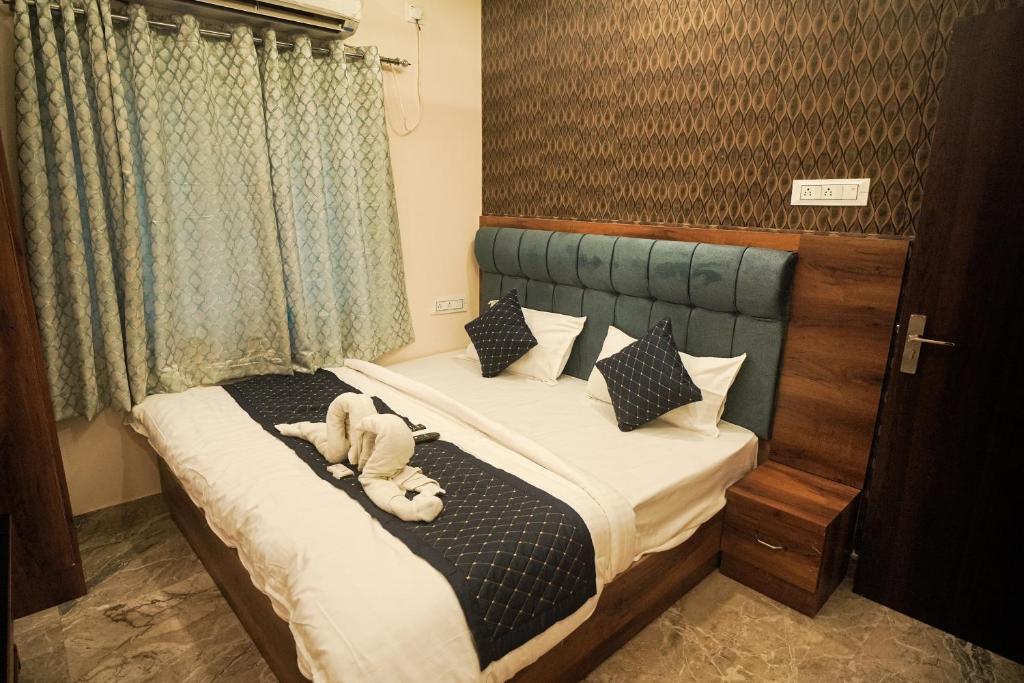 Postel nebo postele na pokoji v ubytování HOTEL VIA GANGA INN ! గంగా ఇన్ ద్వారా హోటల్ VARANASI! FULLY AIR-CONDITIONED HOTEL AT PRIME LOCATION WITH ROOFTOP GANGES VIEW! 2 Min walking distance from ASSI GHAT ,NEAR KASHI VISHWANATH TEMPLE