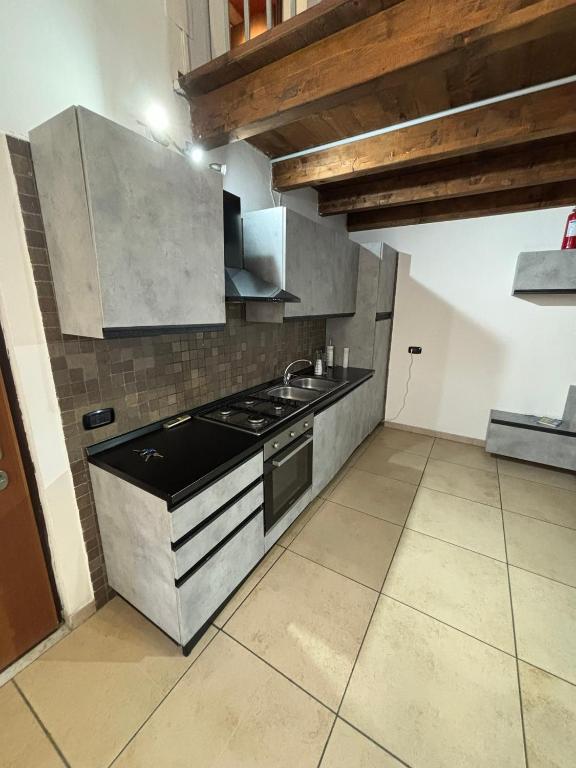 A kitchen or kitchenette at Azzurra Apartment