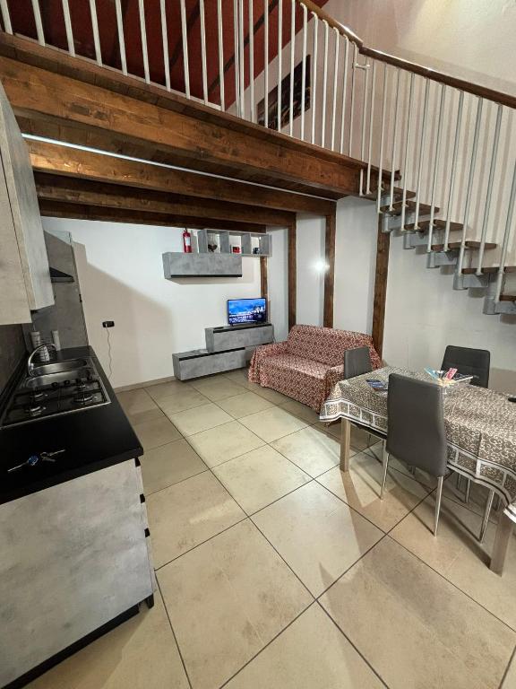 A kitchen or kitchenette at Azzurra Apartment