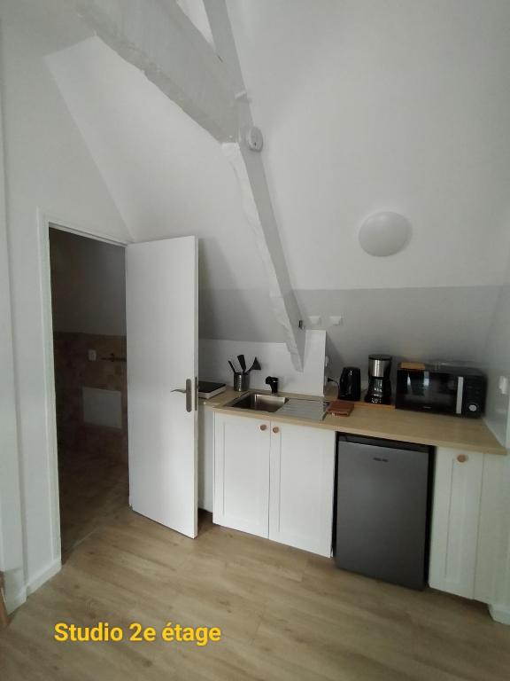 Kuchyň nebo kuchyňský kout v ubytování Le 1 St Yves Studios
