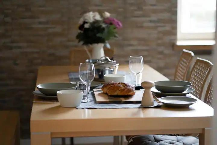 una mesa con platos y copas de vino y comida en ella en Ferienhaus mit gemütlichen Freisitz für bis zu 10Personen, en Lörrach