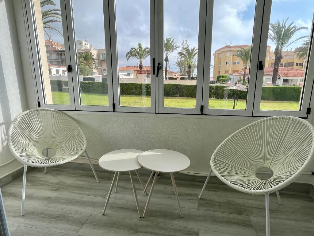 Posezení v ubytování Sea View Apartment Beach Front Punta Prima