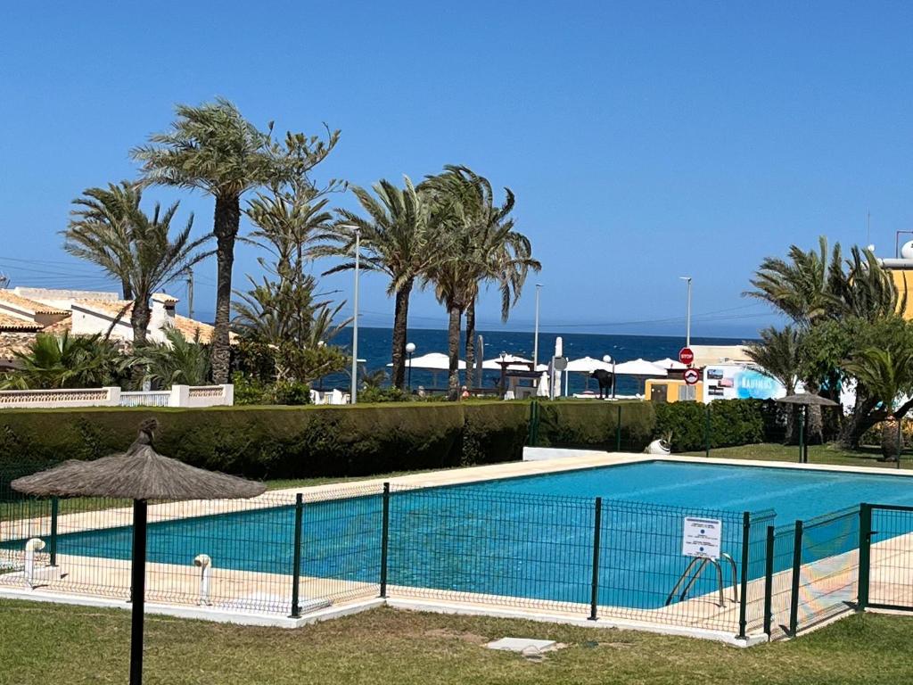 Bazén v ubytování Sea View Apartment Beach Front Punta Prima nebo v jeho okolí