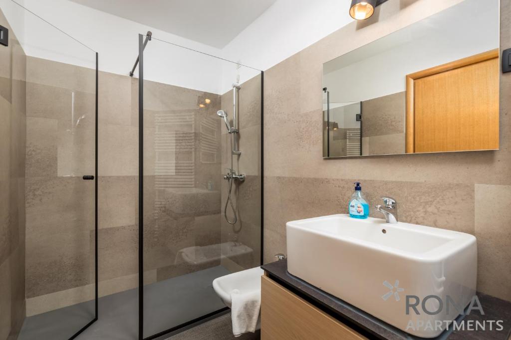 Kúpeľňa v ubytovaní Apartments Rona Erea Icici