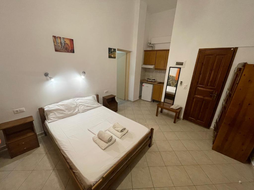 Delfinia Studios - Family Room With Balcony