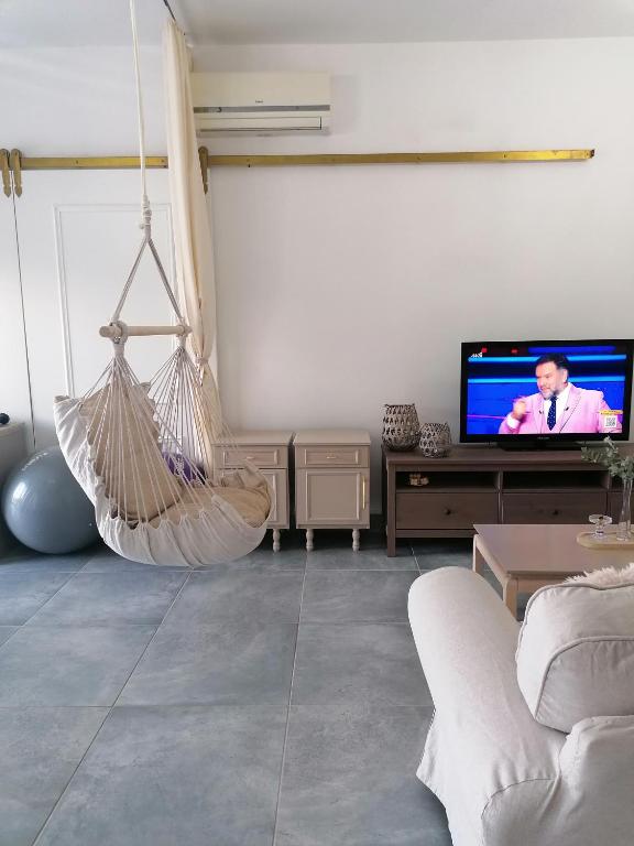 TV a/nebo společenská místnost v ubytování The Host - Women and couples only