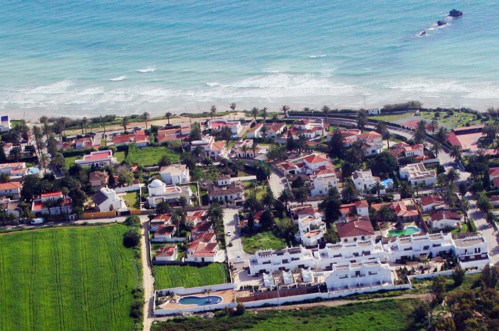 una vista aérea de una pequeña ciudad junto al océano en Apartamentos Piedramar, en Conil de la Frontera