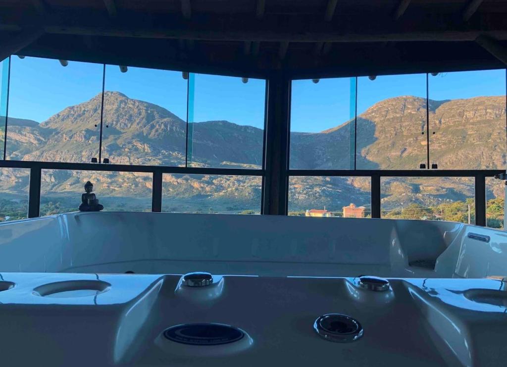 een bad met uitzicht op de bergen bij Casa 422 - Loft Jasmim in Santana do Riacho