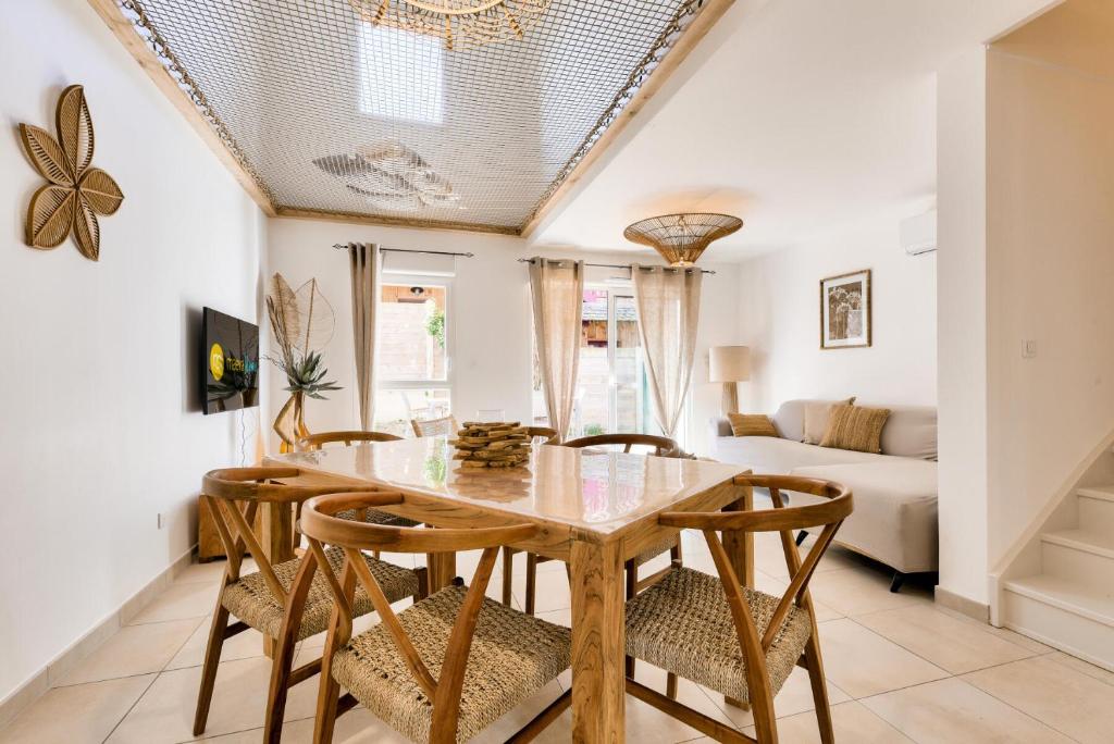 une salle à manger avec une table et des chaises en bois dans l'établissement Maison route du lion - maeva Home - Maison avec jardin 3 pièces 4 personnes proche plage - Exclusive - super Home MAE-5831, à Lacanau
