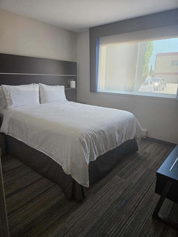 Holiday Inn Express Hotels & Suites Burlington by IHG - Double Suite - Mobility Access Tub/Non-Smoking