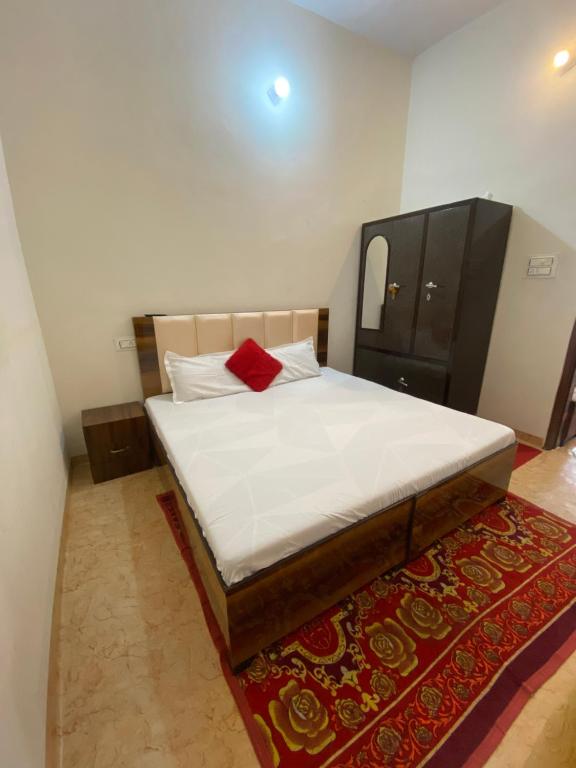 Una cama o camas en una habitación de The Venetian 2bhk Entire Homestay