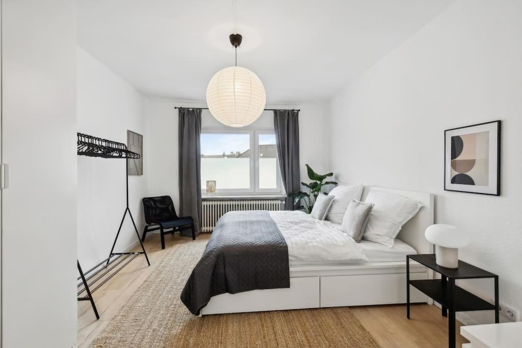 Ένα ή περισσότερα κρεβάτια σε δωμάτιο στο Schicke grosse Wohnung Apartment Wuppertal Ronsdorf- Nähe DUS & Dortmund & Köln & Essen