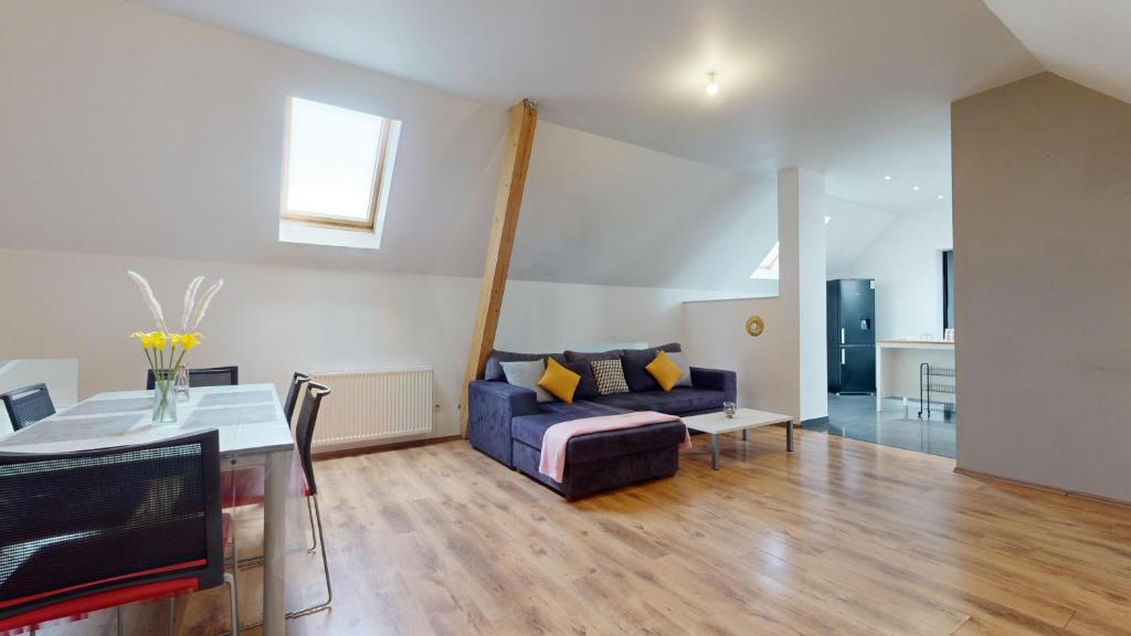 un salon avec un canapé et une table dans l'établissement Le nid perché Mulhouse, à Mulhouse