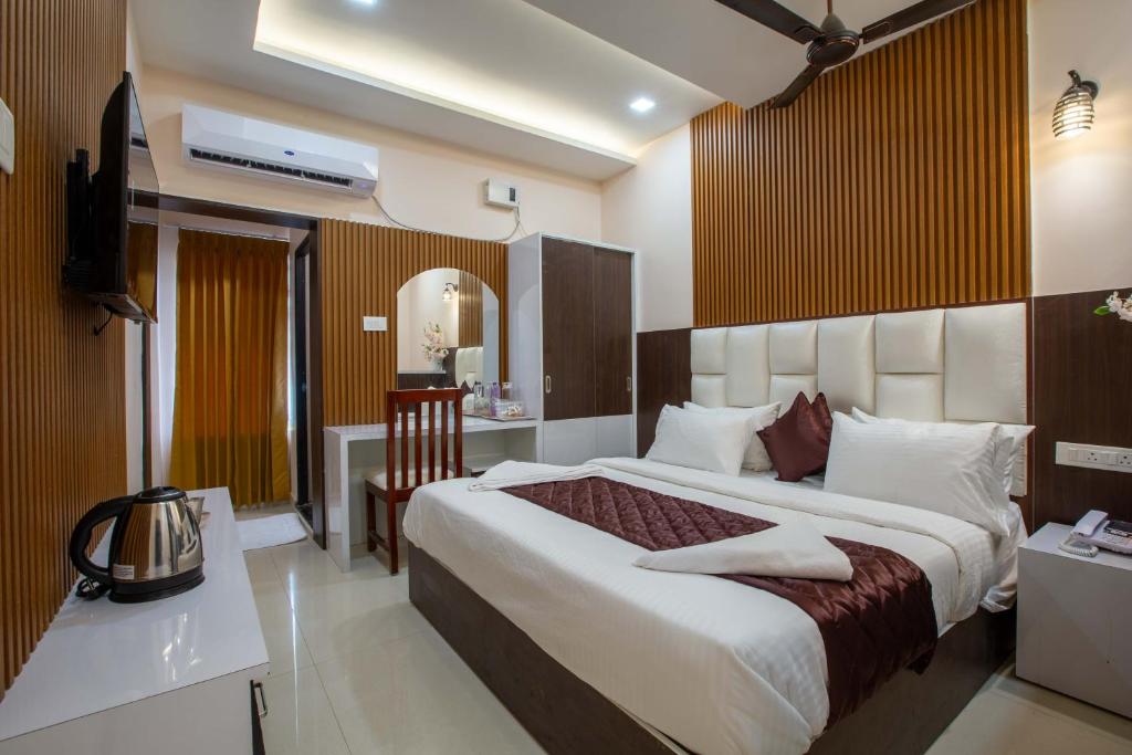 Postel nebo postele na pokoji v ubytování Hotel Surya Empire