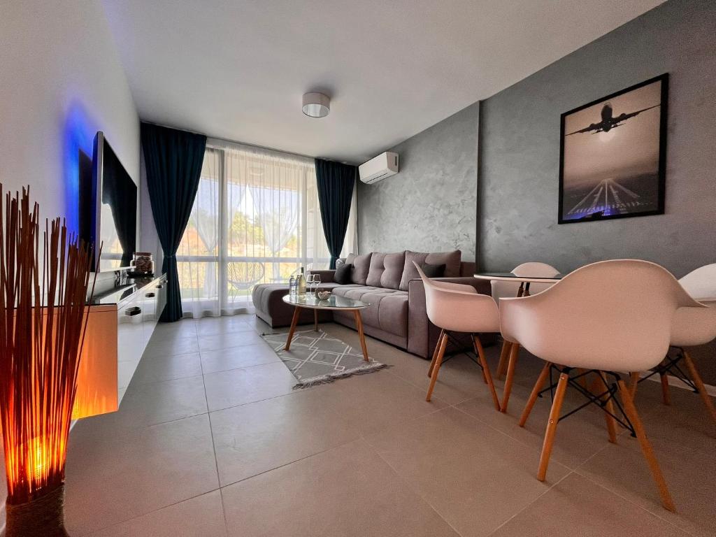 Et opholdsområde på Park Side Apartment Green Life Resort