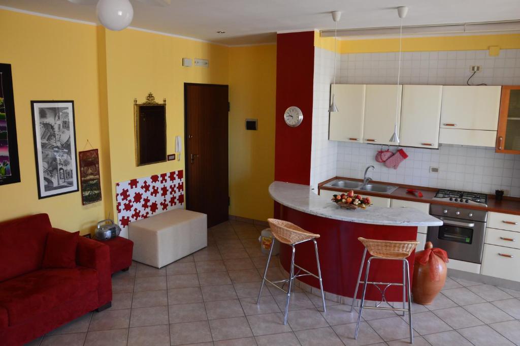 kuchnia z kanapą i stołem w pokoju w obiekcie Casa Dei Puzzle w mieście Matera