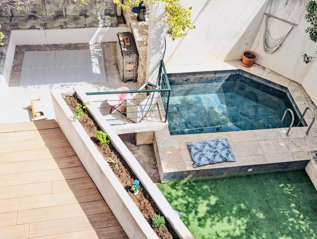 une vue aérienne d'une piscine dans une cour arrière dans l'établissement Casa Jenna, à Seillons-Source-dʼArgens