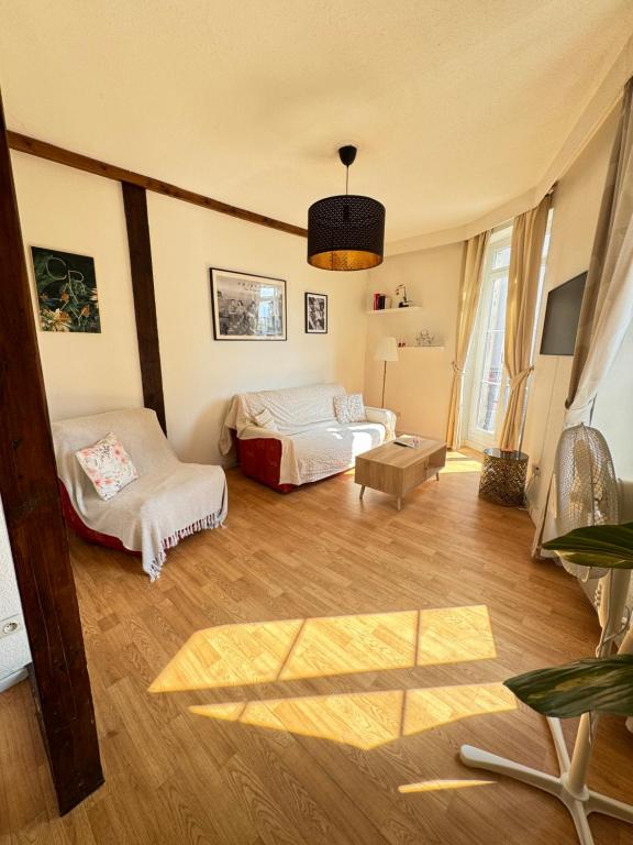 une chambre avec deux lits dans une pièce dans l'établissement Le Stanislas Confort à Colmar - centre ville -, à Colmar